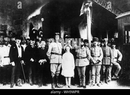 WW1/Film aus dem Türkischen Flugplatz, 1918 übernommen. General von falkenhayn (Kommandant der neuen Vildirim Armee- gruppe in der Türkei) auf der Plattform von Jerusalem Station mit Djemal Pascha (Gouverneur und G.I.C von Syrien und Palästina). Stockfoto