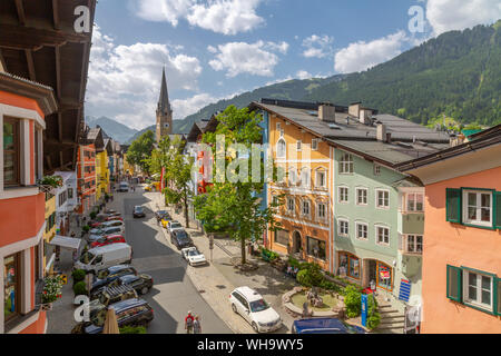 Blick auf die bunten Gebäude am Vordastadt von hotel Fenster, Kitzbühel, Tirol, Österreich, Europa Stockfoto