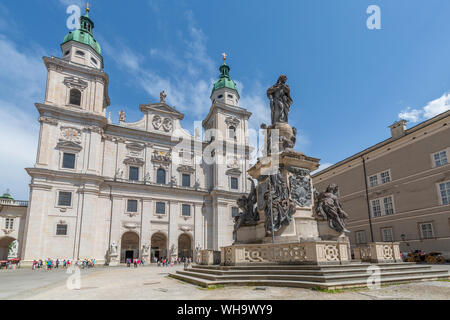 Blick auf den Salzburger Dom vom Domplatz, Salzburg, Österreich, Europa Stockfoto