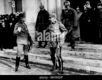 WW1: Feldmarschall von Mackensen Verlassen der Kirche nach dem Gottesdienst am Weihnachtsmorgen in Bukarest, 1916 gefangen. Stockfoto