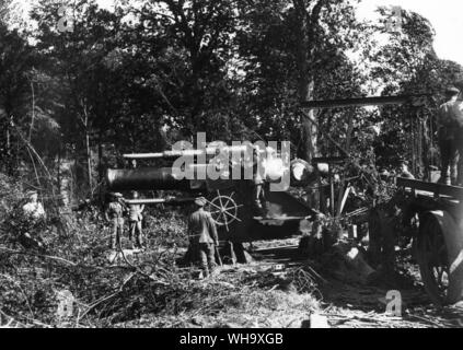 WW1: Schlacht von Albert. 15 cm Haubitze für Maßnahmen vorbereitet. Stockfoto