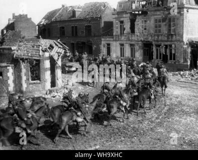 WW1: die Schlacht von Vimy Ridge. Britische Kavallerie reiten durch Arras, April 1917. Stockfoto