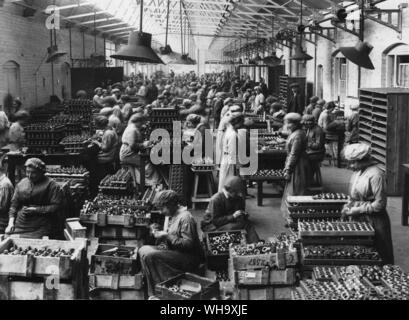 WW1: Anordnung der Sicherung Köpfe in einer von Englands große gun Fabriken. Stockfoto