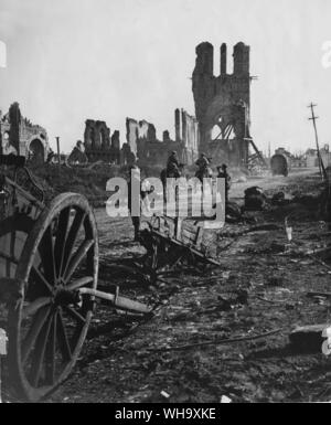WW1: ein Lkw und zwei kavalleristen durch die Ruinen, in der Nähe von Ypern, zu Beginn des letzten voraus durch die alliierten Armeen. Der hagere Shell von der Stadt Tuchhallen befindet sich auf der rechten Seite gesehen. Im Vordergrund stehen die Reste von Munition Five und Pferde von Shell verfangen - Feuer. Stockfoto