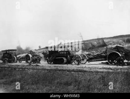 WW1: die Schlacht an der Somme, 1916. Traktoren bis 8 Zoll Haubitze Gewehren. Soldaten in Deckung hinter Ihnen von Shell Burst auf der anderen Seite der Straße gesehen. Death Valley, in der Nähe von Fricourt, Juli 1916. Stockfoto