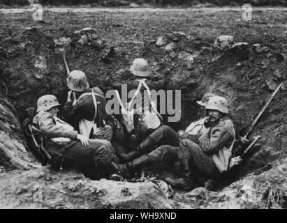 WW1: Deutsche Soldaten in der Schlacht von Ypern. Manning eine shell-Loch; Sentry und Beobachter auf Aufgabe mit den drei anderen ausruhen. Stockfoto