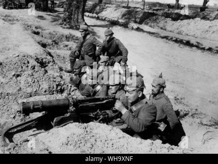 WW1: Deutsche Soldaten an der Westfront mit Maschinengewehr. 1914. Stockfoto