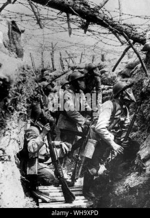 WW1: Gräben, die während des Krieges von 1918, bevor das Gas Angriff. Soldaten Tragen von Gasmasken. Stockfoto