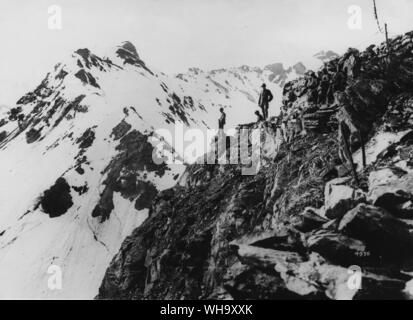 WW1: Alliierte Truppen (Italienisch). Aussichtspunkt hoch in den Bergen von Italien. Stockfoto