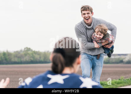 Glückliche Familie Spaß haben, im Freien Stockfoto