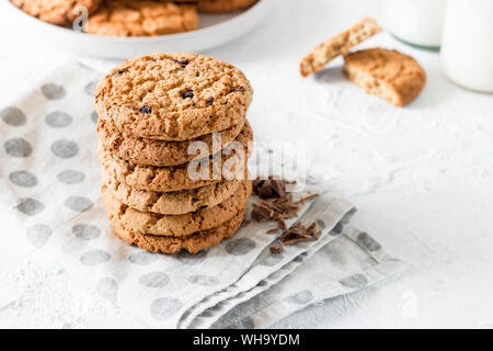 Klassische Gebäck. Traditionelle oatmeal Cookies mit Schokoladenstückchen. Stockfoto