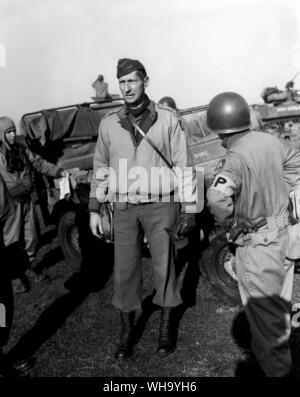 WW2: Am Strand in Anzio, Italien, 30 km südlich von Rom, Lt Gen Mark W Clark, CG, fünfte Armee, Gespräche mit einigen der Männer in seinem Befehl Als neue Alliierte Brückenkopf ist tief hinten in feindliche Stellungen aufgebaut an der italienischen Front. 22. Januar 1944. Stockfoto