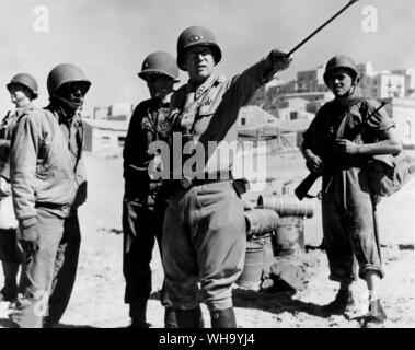 WW2: Generalleutnant George Patton mit dem Signal Corps, 11.Juli 1943, Sizilien. Stockfoto