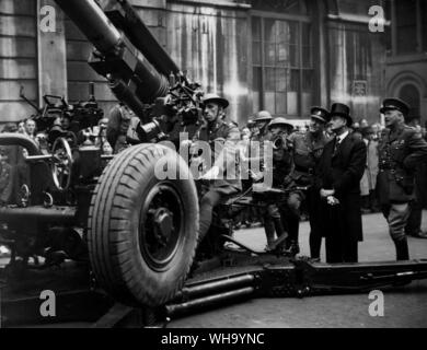 WW2: Anti-aircraft Gruppe besucht die Stadt London. Die mobile Disply Gruppe der 1 Anti-Aircraft Division, der wurde Demonstrationen der Verteidigung von London gegen Luftangriffe, besuchte die City von London am 14. Oktober 1937. Es war der Oberbürgermeister von London, Sir George Broadbridge in der Guildhall Yard inspiziert. Stockfoto