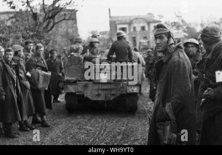 WW2: Fünfte Armee vorne; harte Wetter Schlacht auf dem Mt. Camino, Nov. 1943. Britische Truppen gerade von ihr Berg Positionen, unrasiert, müde und abgespannt nach ihren heldenhaften Kämpfen. Stockfoto