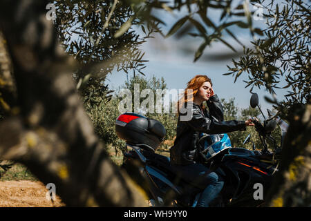 Rothaarige Frau auf dem Motorrad, Andalusien, Spanien Stockfoto