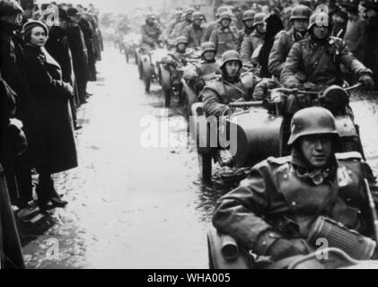 Tschechoslowakei: mürrisch Menschenmassen beobachten, wie die deutschen Truppen in Prag im März 1939 ein. Deutsche motorisierte Infanterie geben Sie Prag am 15. März 1939, durch die Straßen mit Menschen gesäumt. Stockfoto
