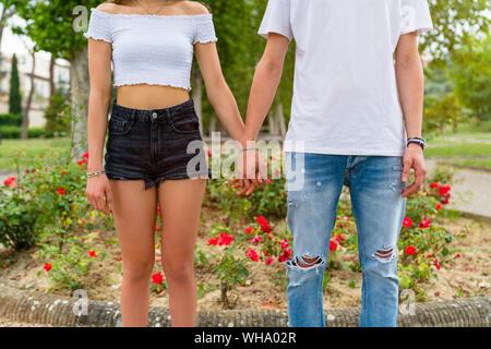 Junges Paar Hände halten in einem Park Stockfoto