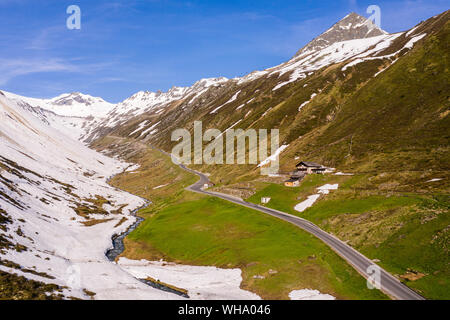 Luftaufnahme über Straße nach Rettenbach Gletscher, Sölden, Ötztal, Tirol, Österreich Stockfoto