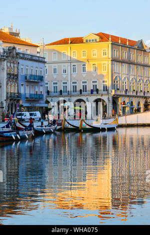 Moliceiros günstig entlang des Hauptkanals bei Sonnenuntergang, Aveiro, Venedig von Portugal, Beira Litoral, Portugal, Europa Stockfoto