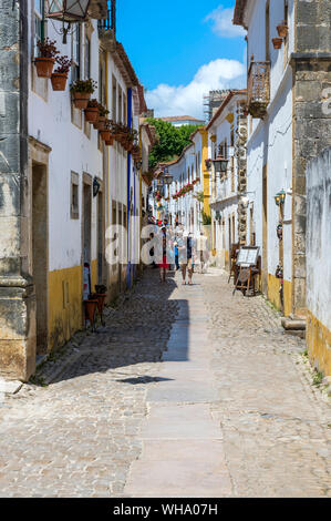 Typische Gasse mit Geschäften und Touristen in die befestigte Stadt Obidos, Leiria District, Estremadura, Portugal, Europa Stockfoto