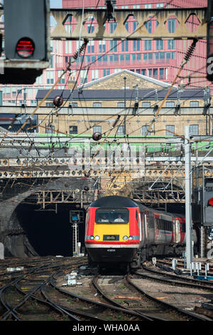 Hochgeschwindigkeitszug in LNER Livree, King's Cross Station in London, England. Stockfoto