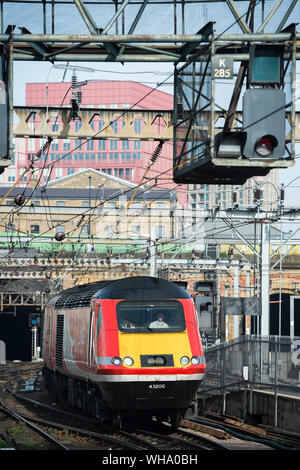 Hochgeschwindigkeitszug in LNER Livree, King's Cross Station in London, England. Stockfoto