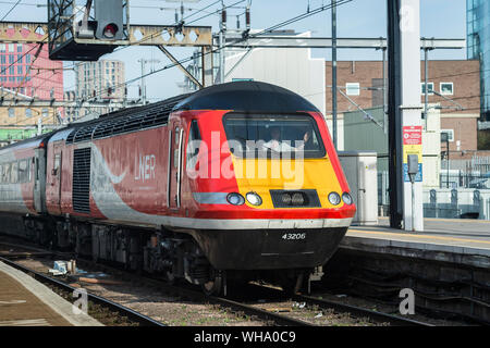 Hochgeschwindigkeitszug in LNER livery am King's Cross Station, London, England warten. Stockfoto