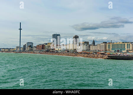 Brighton Beach Szenen mit i360 Tower Stockfoto