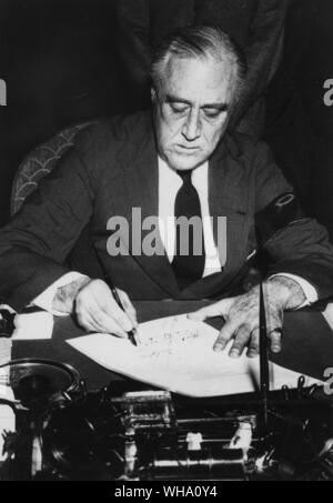 WW2: Präsident F D Roosevelt die Unterzeichnung der Erklärung der Krieg gegen Japan, Deutschland und Italien. Stockfoto