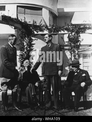 WW2: De Gaulle Konferenz General Giraud im Beisein von Präsident F D Roosevelt und Winston Churchill. Stockfoto