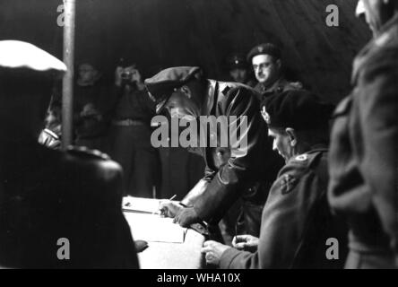 WW2: Admiral Armin Vin* (sic), Friedeburg. Oberbefehlshaber der Deutschen Marine, die Unterzeichnung der Kapitulation, 4. Mai 1945. Feldmarschall Montgomery sitzt links von ihm. Stockfoto