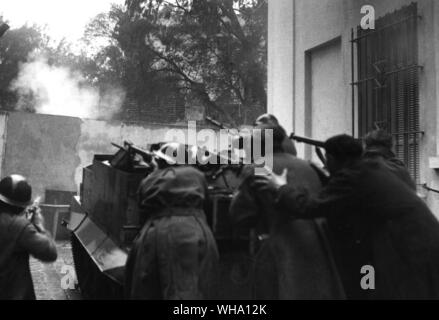 WW2: Mit Bren Carrier für Deckel, alliierte Truppen in Aktion während der straßenkampf. Tunis, 7. Mai 1943. Stockfoto