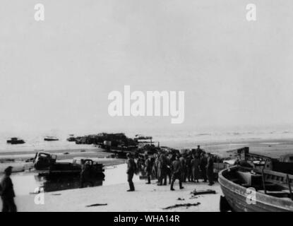 WW2: Pier von britischen Lastwagen in Dünkirchen. Die Deutschen sind am Strand nach der Evakuierung. 1940. Stockfoto