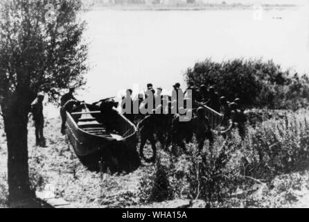 WW2: Soldaten steigen Sie ein Boot. Stockfoto