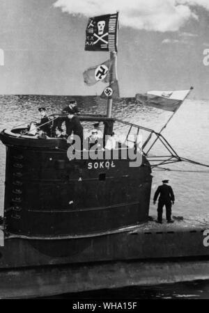 WW2: Deutsche U-Boot mit dem Schädel und Knochen Flagge. Stockfoto