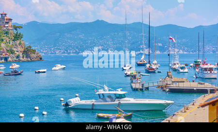 Panoramablick über Hafen mit Yachten und Boote in Portofino, Italien Stockfoto