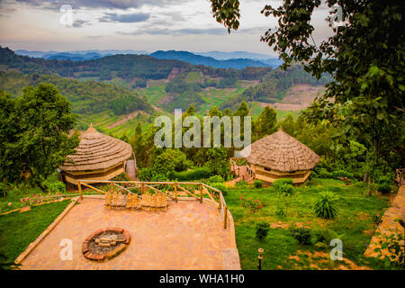 Agandi Eco Lodge (die Hütten), Bwindi Impenetrable Forest Nationalpark, UNESCO-Weltkulturerbe, Uganda, Ostafrika, Südafrika Stockfoto