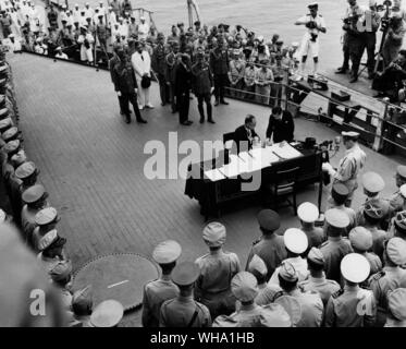 WW2: japanische Außenminister Mamoru Shigemitsu signs surender Begriffe onbaord die USS Missour (BB-63), 2. September 1945. Stockfoto