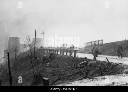 WW2: US-Soldaten den Rhein überqueren. Truppen der 9. Gepanzerten Division, 1.US-Armee bewegen sie sich über die Brücke von Remagen, Deutschland eine budgehead in der Stärke auf dem Ostufer zu etablieren. US Infanterie Einheiten folgen die gepanzerten Kräfte zu konsolidieren. März 1945 (?). Stockfoto