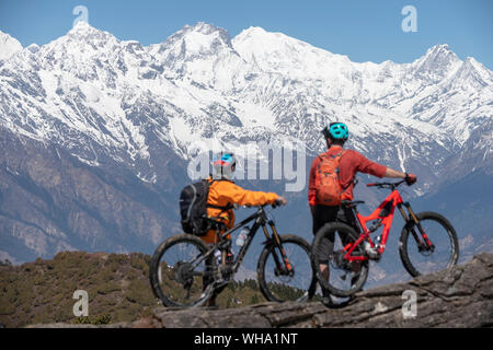 Mountainbiken im Himalaya mit Blick auf den Langtang Bergkette in der Ferne, Nepal, Asien Stockfoto