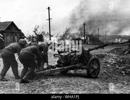 WW2: Kampf um Stalingrad, Russland. In der Nähe von Stalingrad, eine Deutsche anti-tank Aggregat bringt seine Kanone in Aktion. Stockfoto