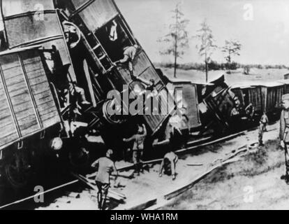 WW2: ein Zug mit NS-Truppen wurde durch Partisanen der Region Leningrad während des Großen Vaterländischen Krieges geblasen. Das Foto wurde auf einer getötet faschistischer Officer im Jahr 1942 gefunden. Stockfoto