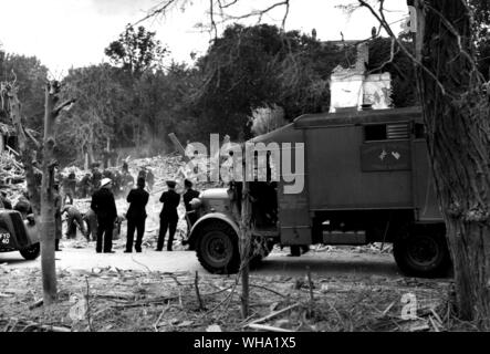WW2: Website eines Ereignisses. Zivilschutz Rettungskräfte hören und für Opfer unter Schutt gefangen Graben. Im Vordergrund ist eine der Krankenwagen nach Großbritannien von den USA gespendet. Diese sind durch amerikanische Krankenwagen, Großbritannien, die von der britischen Gesellschaft unterstützt wurde. Stockfoto