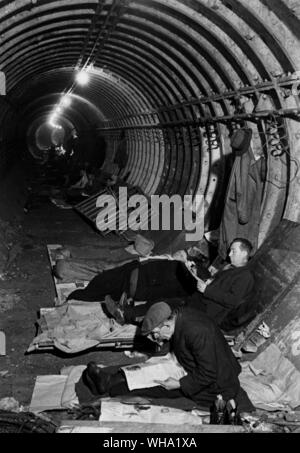 WW2: Schlafen in der U-Bahn, bevor Kojen installiert wurden. Stockfoto