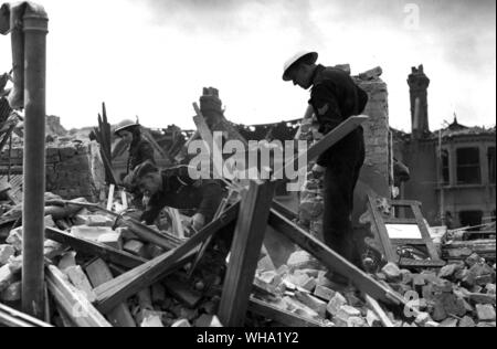 WW2: Website eines Ereignisses. Zivilschutz Rettungskräfte hören und für Opfer unter Schutt gefangen Graben. Stockfoto