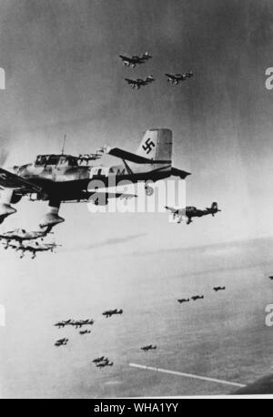 WW2: Junkers JU 87 Stuka dive Bomber auf ihrem Weg britischen Tanks bei Ghobi anzugreifen, 23. November 1941. Deutsche Kampfflugzeuge. Stockfoto