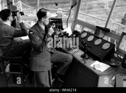 WW2: die alliierten Streitkräfte. Ein RAF Sergeant in einem Air traffic control tower verwendet, um den Abstand zu binroculars lookinto. Stockfoto