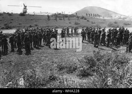 Vietnam Krieg: US-Marines wieder für den Flug nach Da Nang airbase zusammenbauen. c 1965 Stockfoto