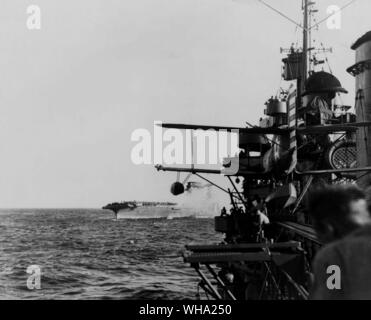 WW2: Pazifischer Ozean. Der Flugzeugträger USS Lexington (CV-2) (Hintergrund) brennt nach der Schlacht im Korallenmeer. Stockfoto